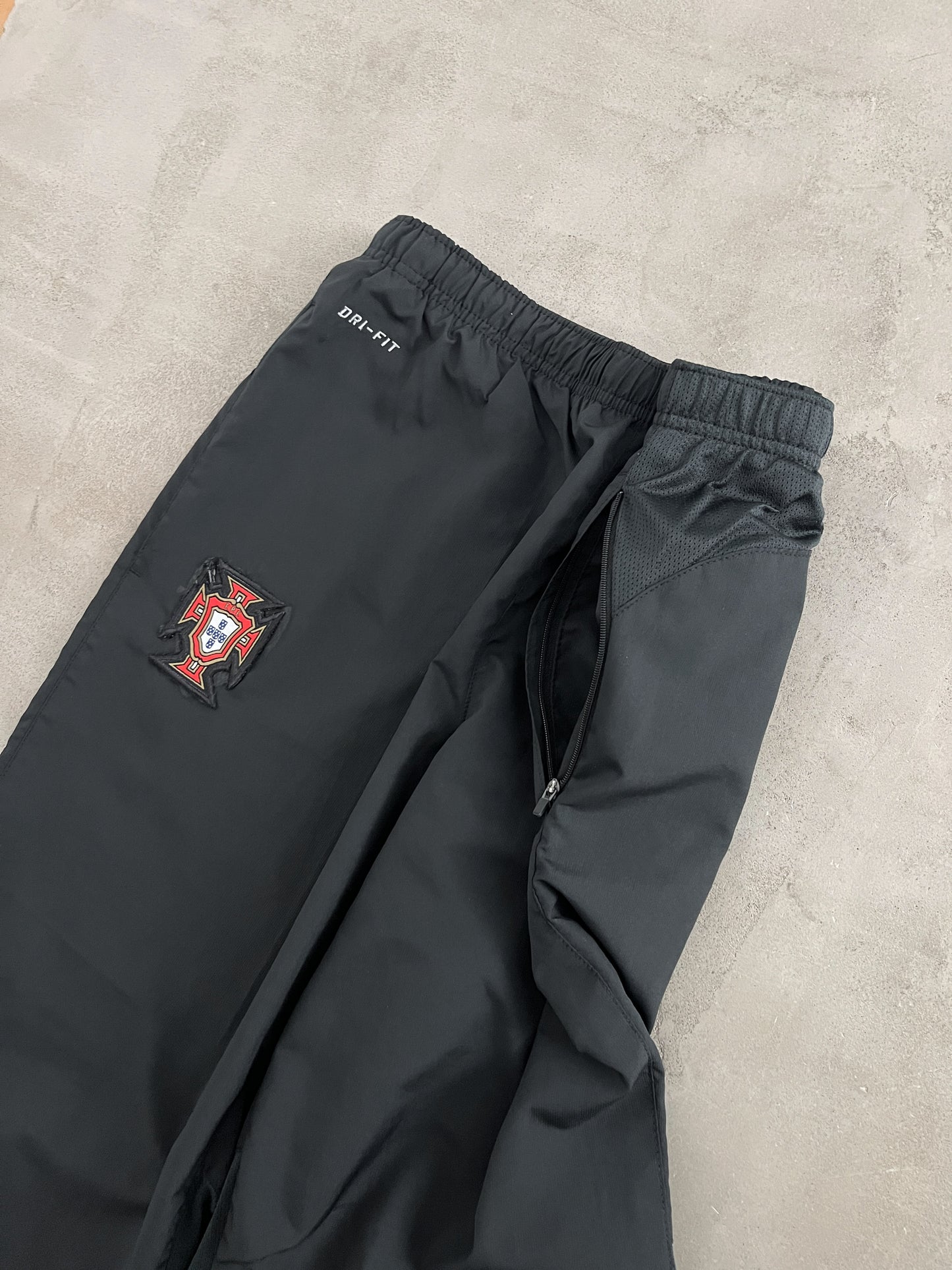 WHITE/BLACK PORTUGAL NIKE TRACKSUIT - 2000S - M/L