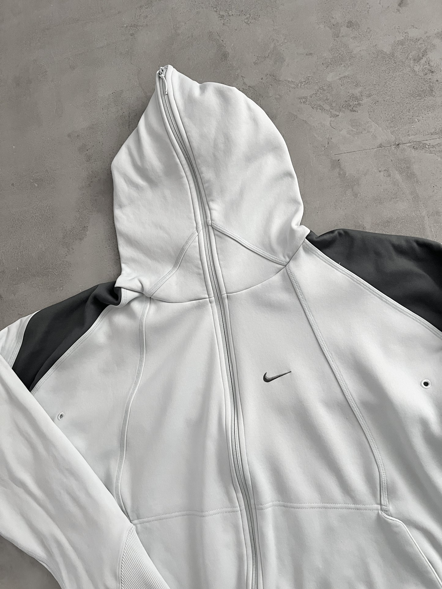 GREY NIKE ATHLETIC HOODIE - 2000S - M/L