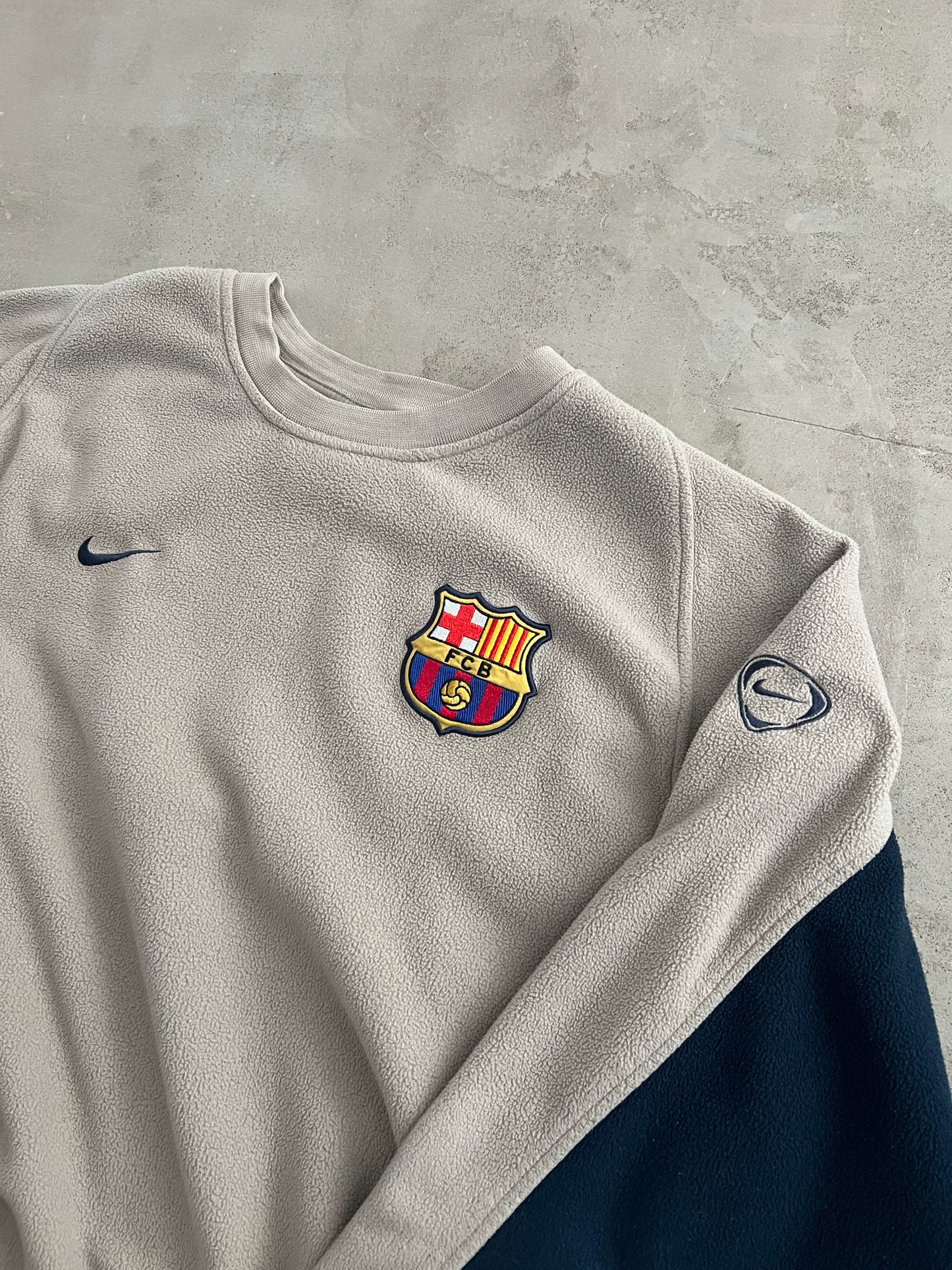 BEIGE FC BARCELONA NIKE FLEECE SWEATER - 2000S - L/M