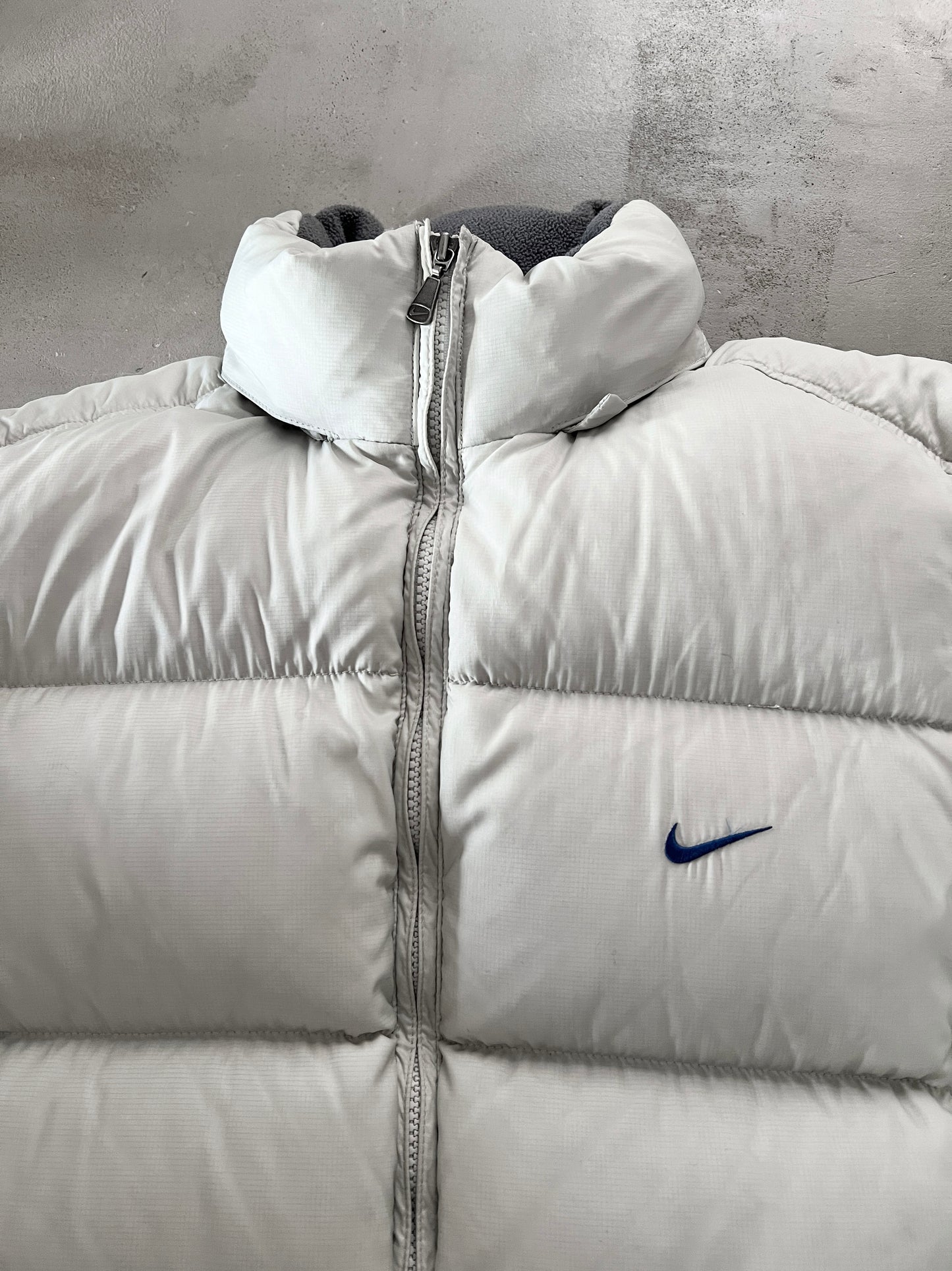 GREY/CREME NIKE PUFFER JACKET - 2000S - M