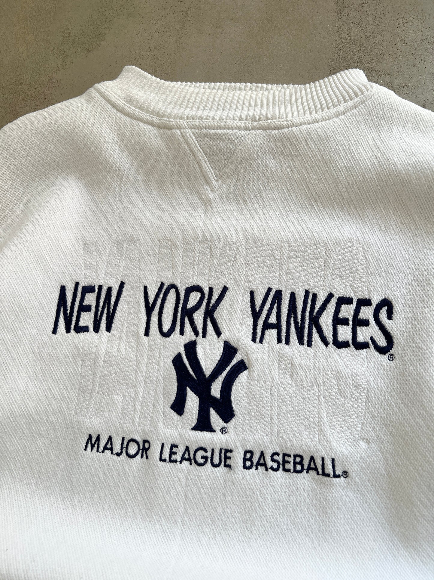 WHITE/NAVY YANKEES SWEATER - 1990S - L