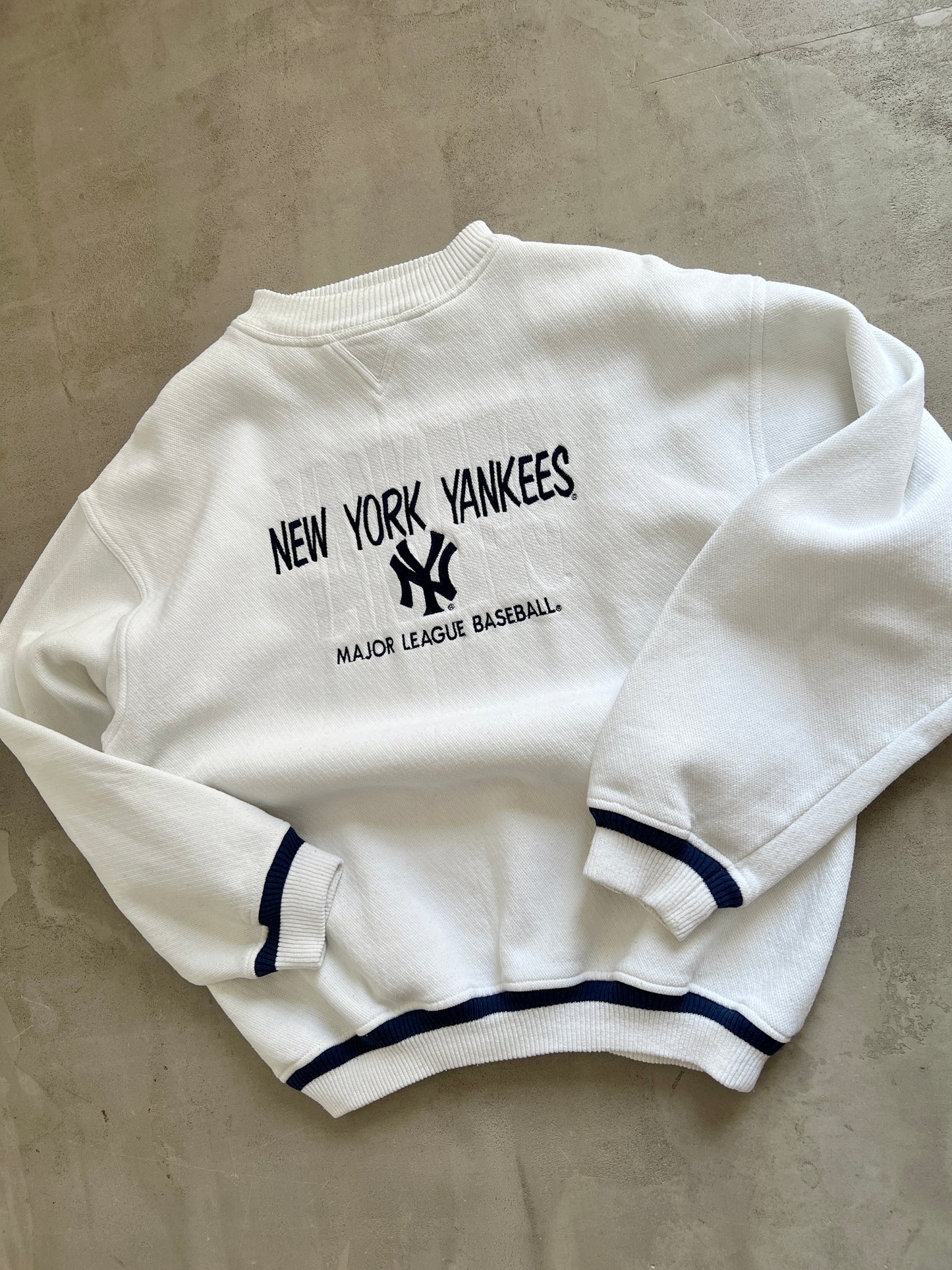 WHITE/NAVY YANKEES SWEATER - 1990S - L