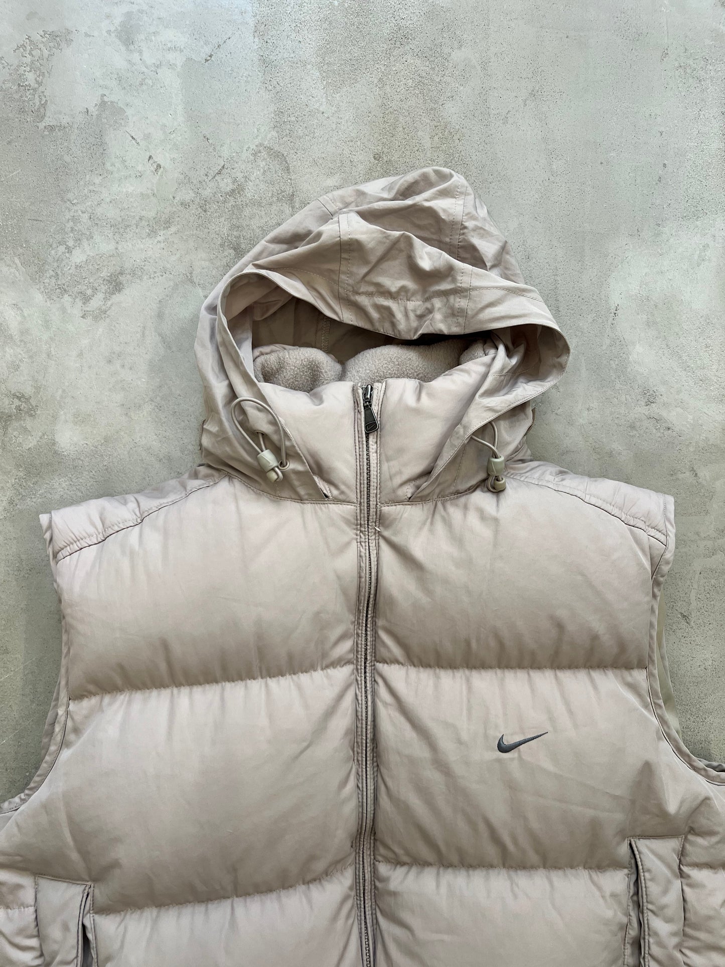 BEIGE NIKE PUFFER VEST - 2000S
