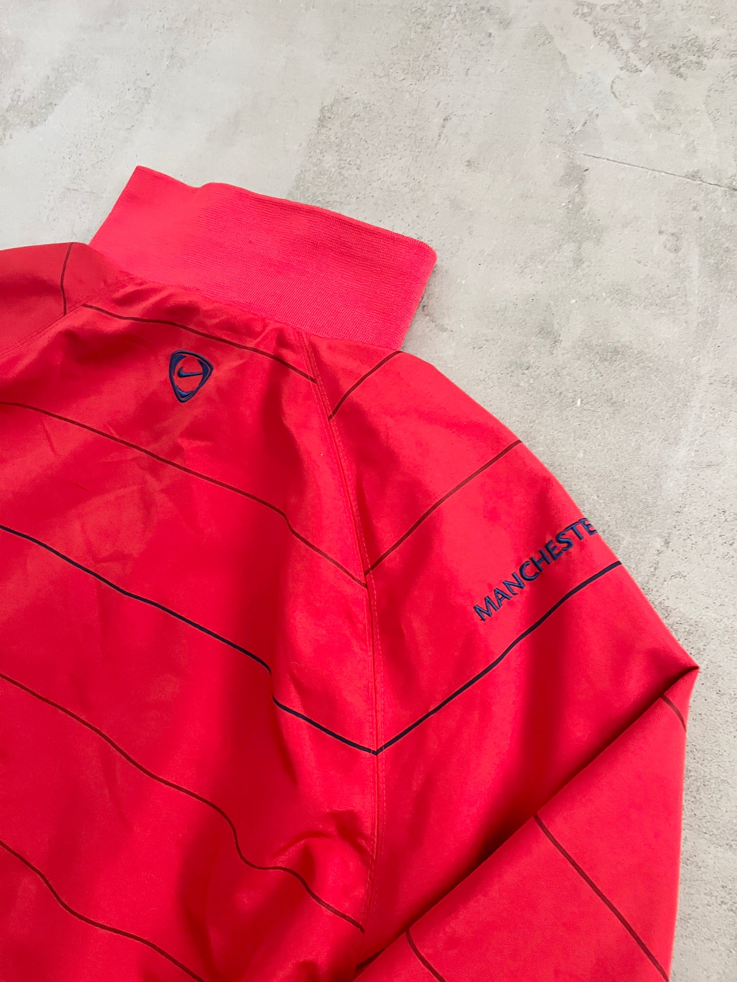 RED MANCHESTER UNITED NIKE JACKET - 2000S - L