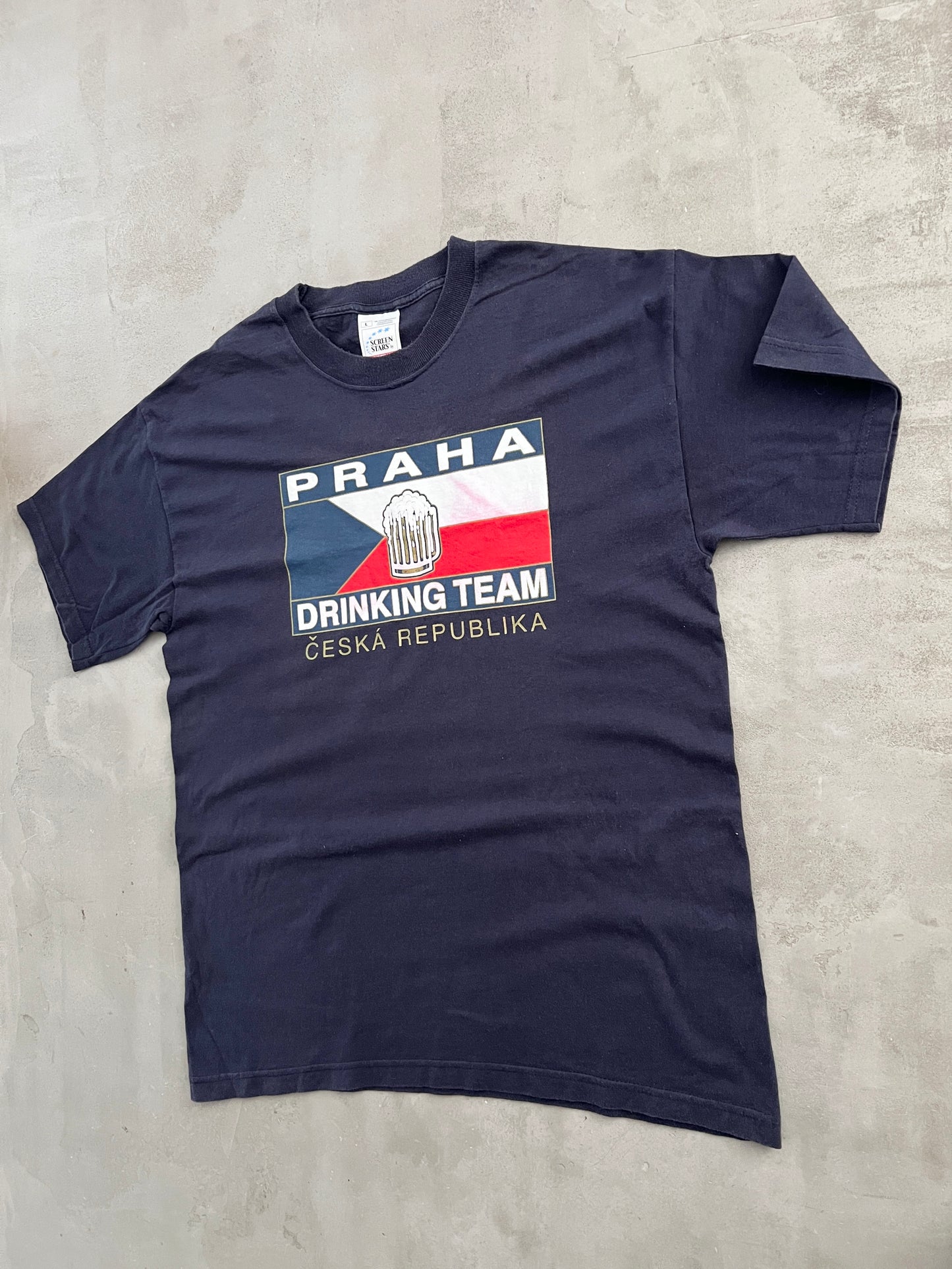 NAVY PRAGUE DRINKING TEAM TEE - 2000S - L