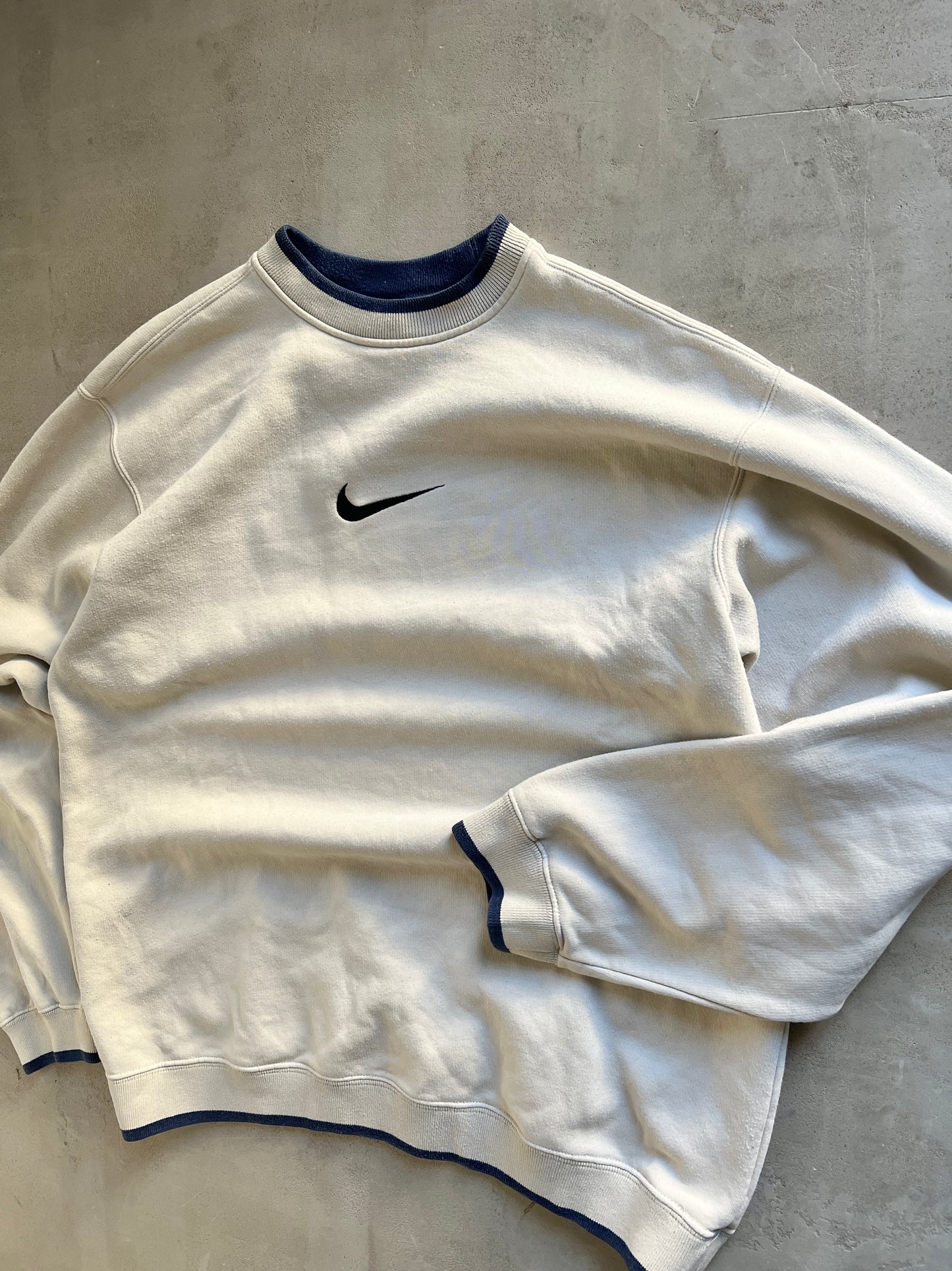 CREME/NAVY NIKE SWEATER - 2000S - XL