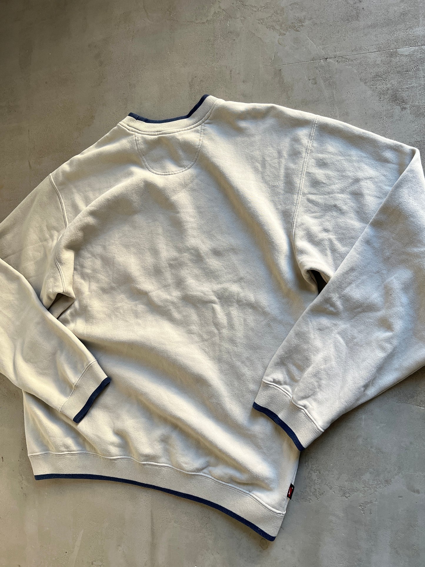 CREME/NAVY NIKE SWEATER - 2000S - XL