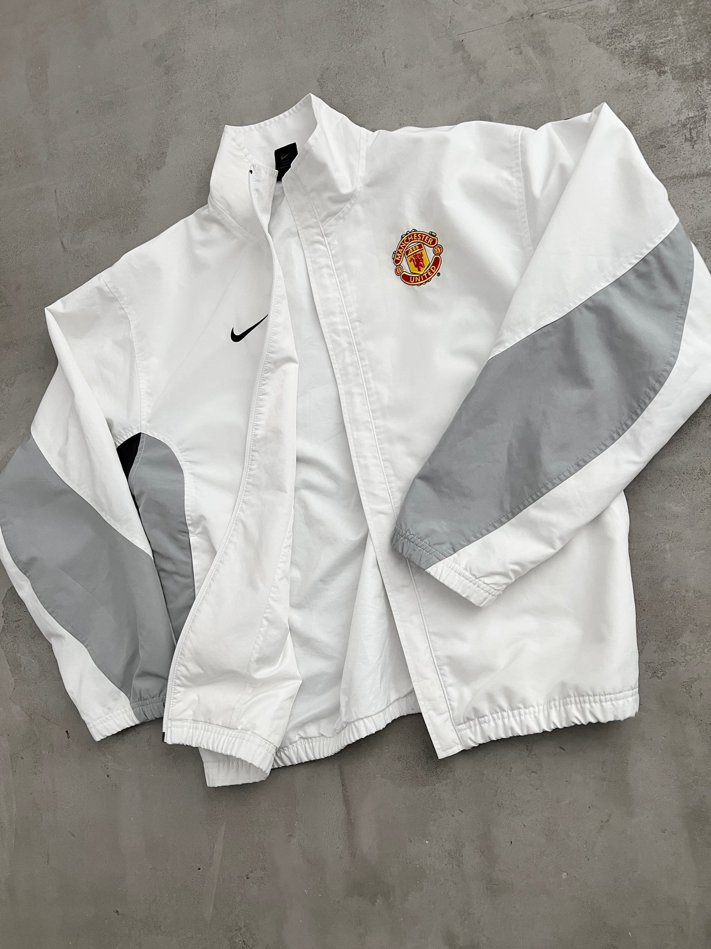 WHITE MANCHESTER UNITED NIKE JACKET - 2000S - M