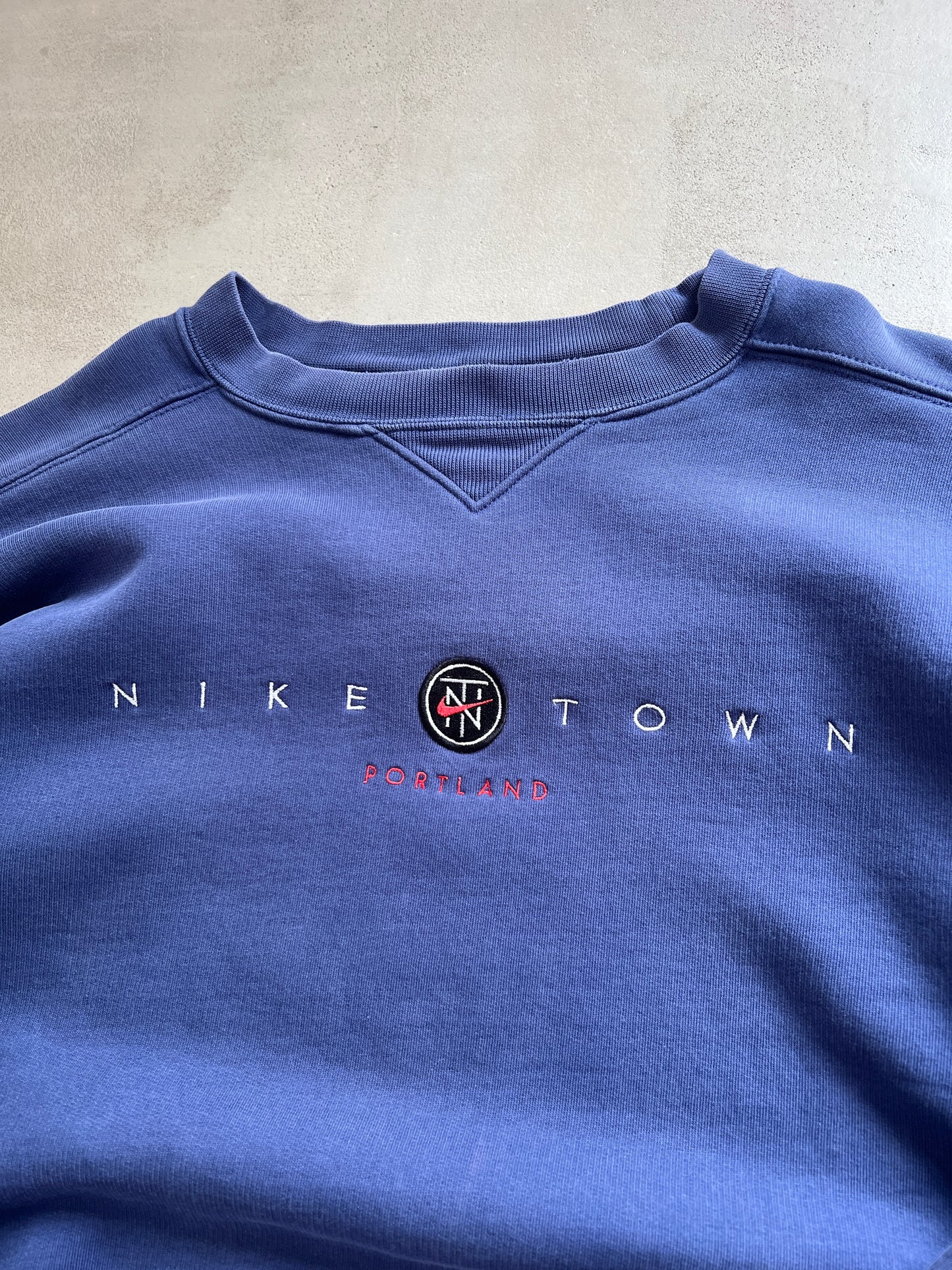 FADED NAVY NIKE TOWN SWEATER - 1990S - M
