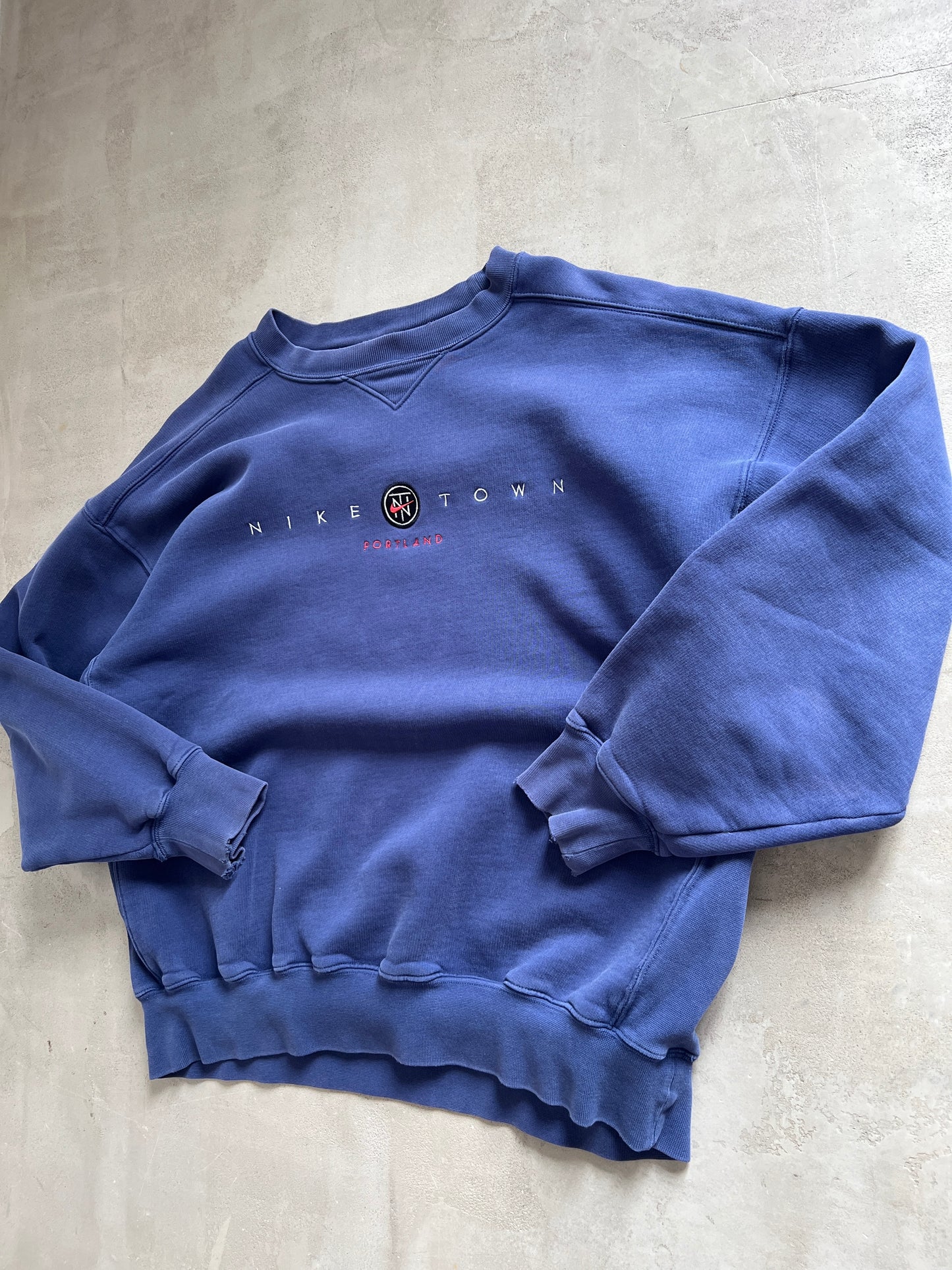FADED NAVY NIKE TOWN SWEATER - 1990S - M