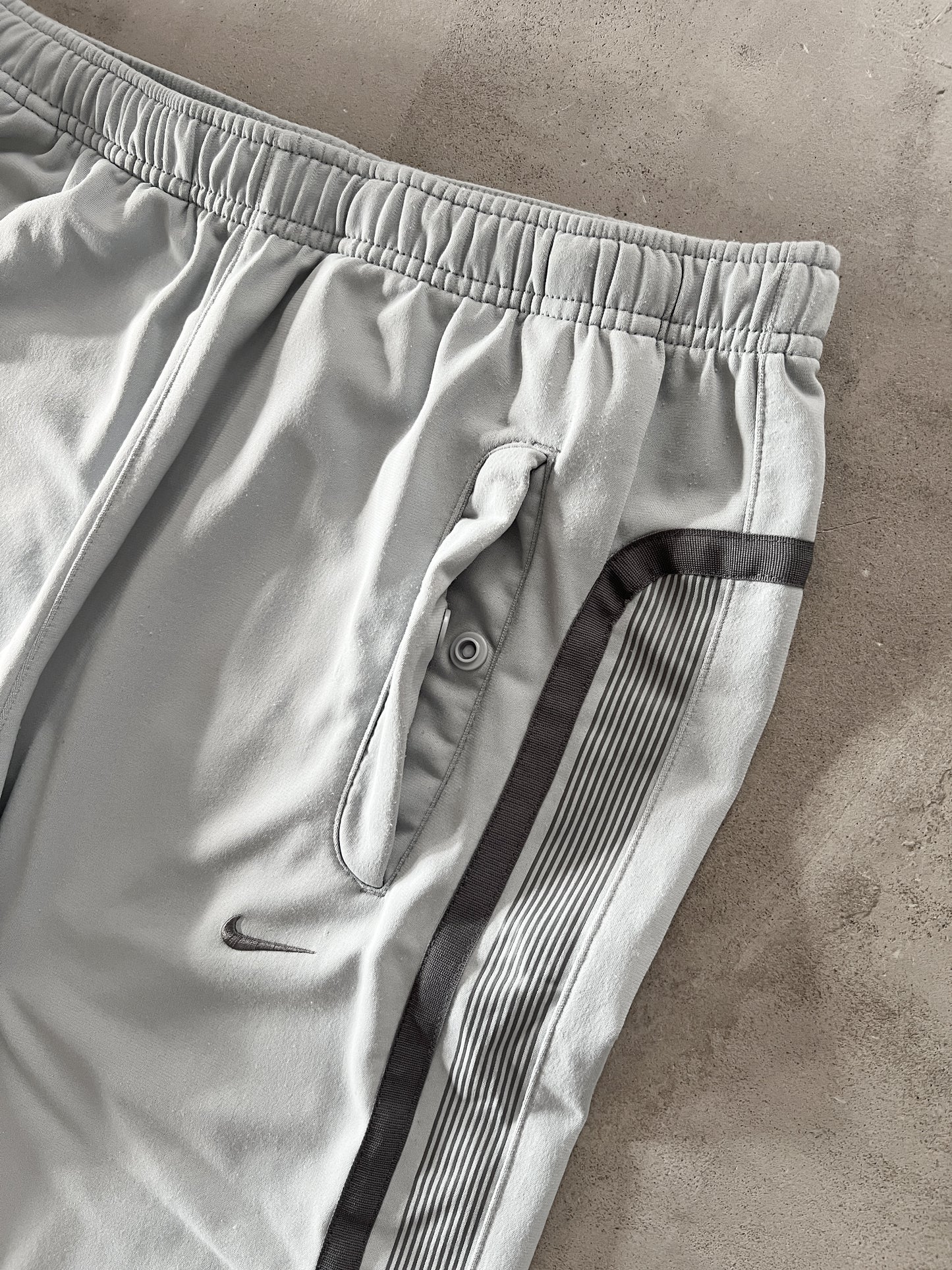 GREY NIKE TRACK PANTS - 2000S - XL