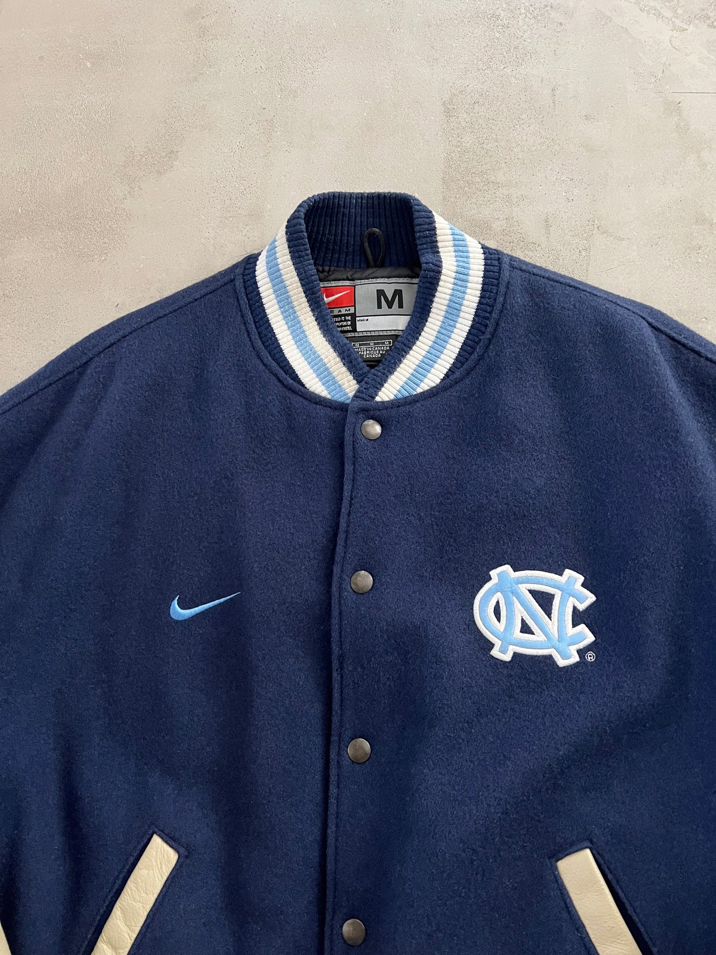 NAVY/CREME NIKE UNC JACKET - 1990S - M