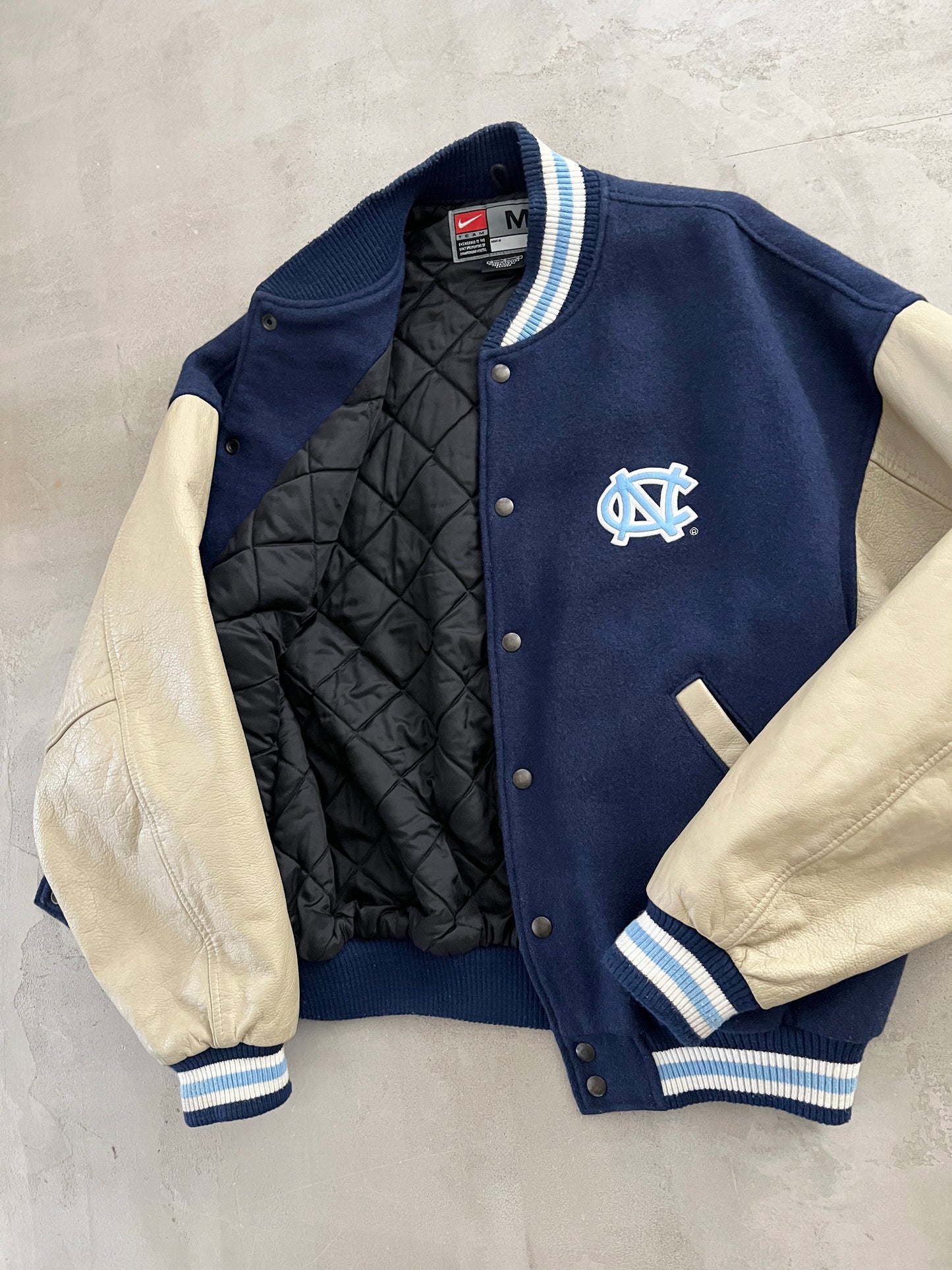 NAVY/CREME NIKE UNC JACKET - 1990S - M