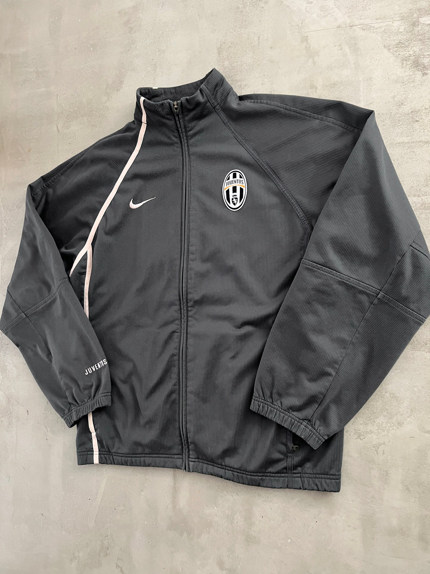 GREY/PINK JUVENTUS NIKE JACKET - 2000S - L