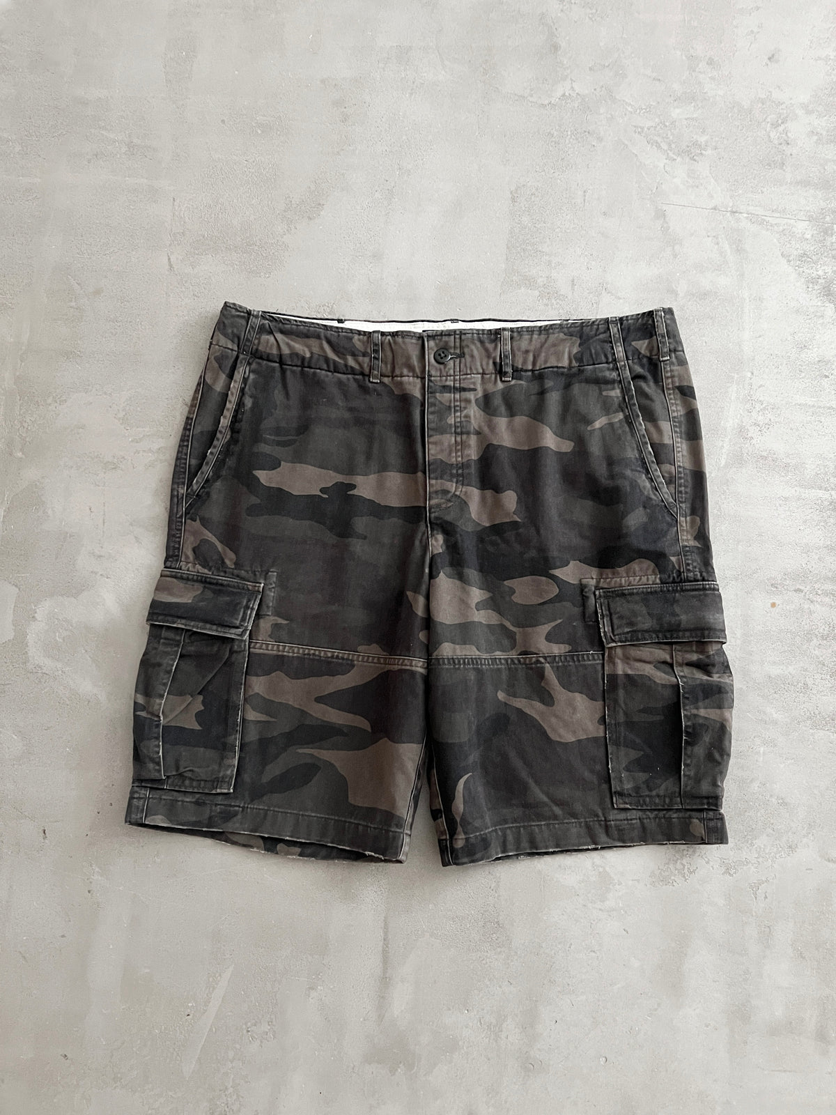 CAMO ABERCROMBIE & FITCH CARGO SHORTS - 2000S - L/XL