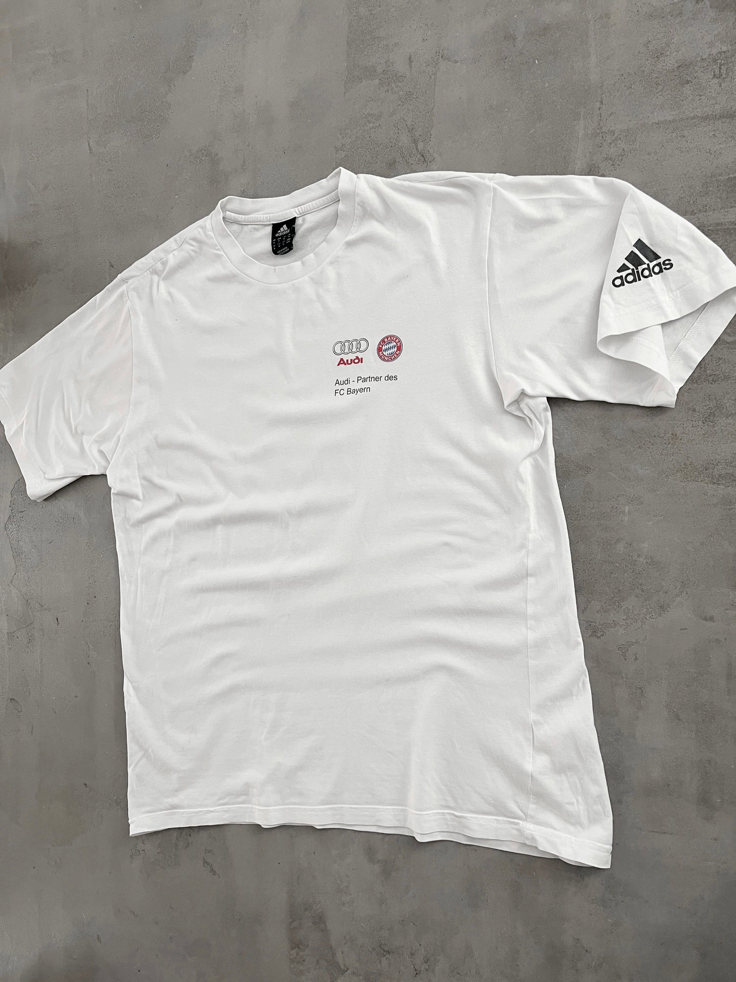 WHITE FC BAYERN AUDI TEE - 2000S - L
