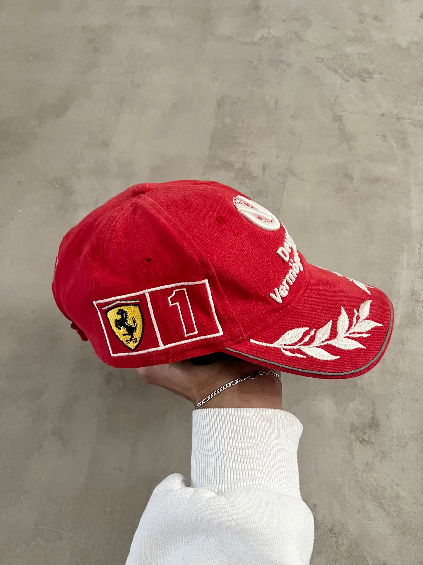 RED FERRARI SCHUMACHER CAP - 2001