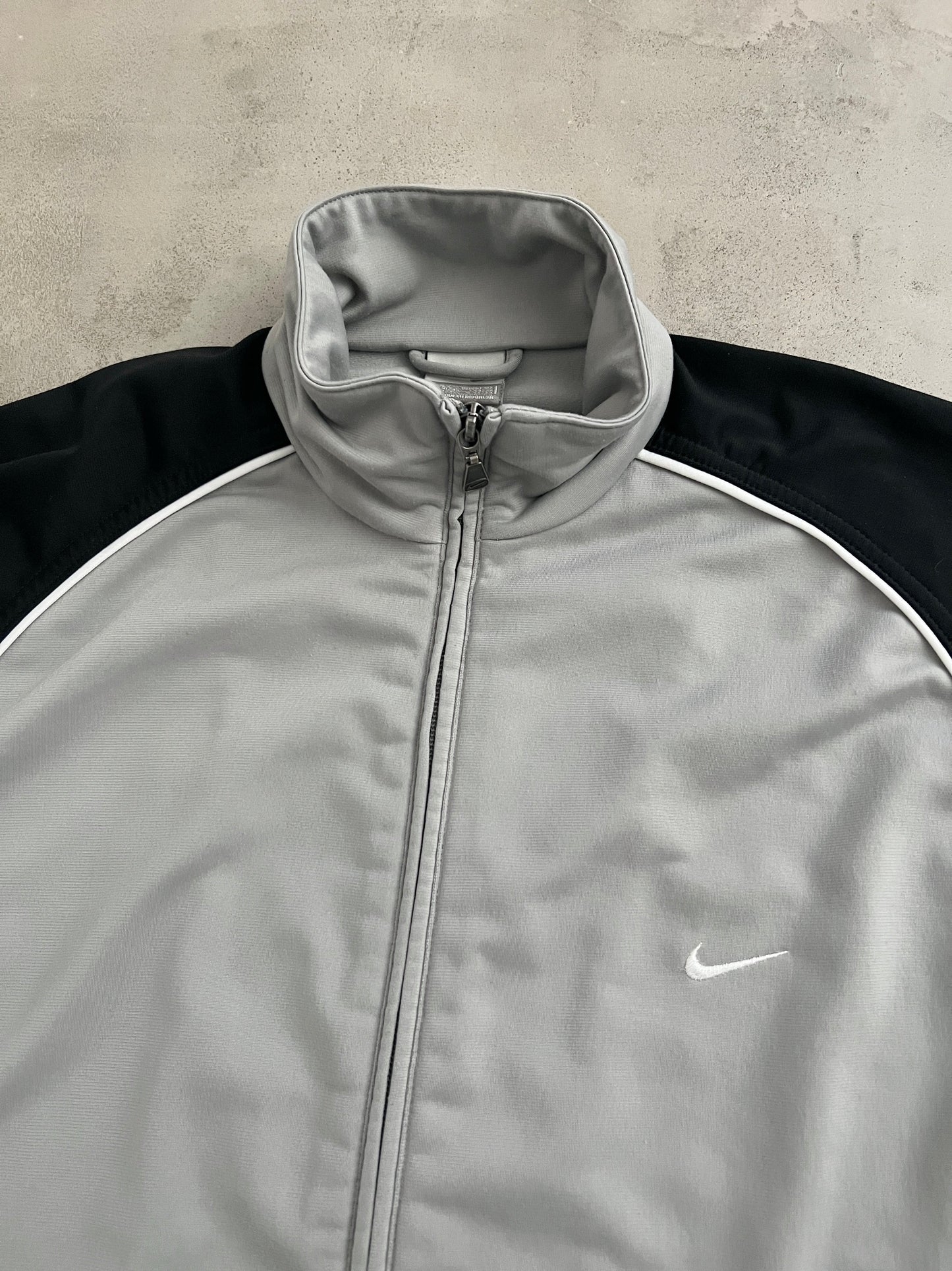 GREY/WHITE NIKE TRACK JACKET - 2000S - M