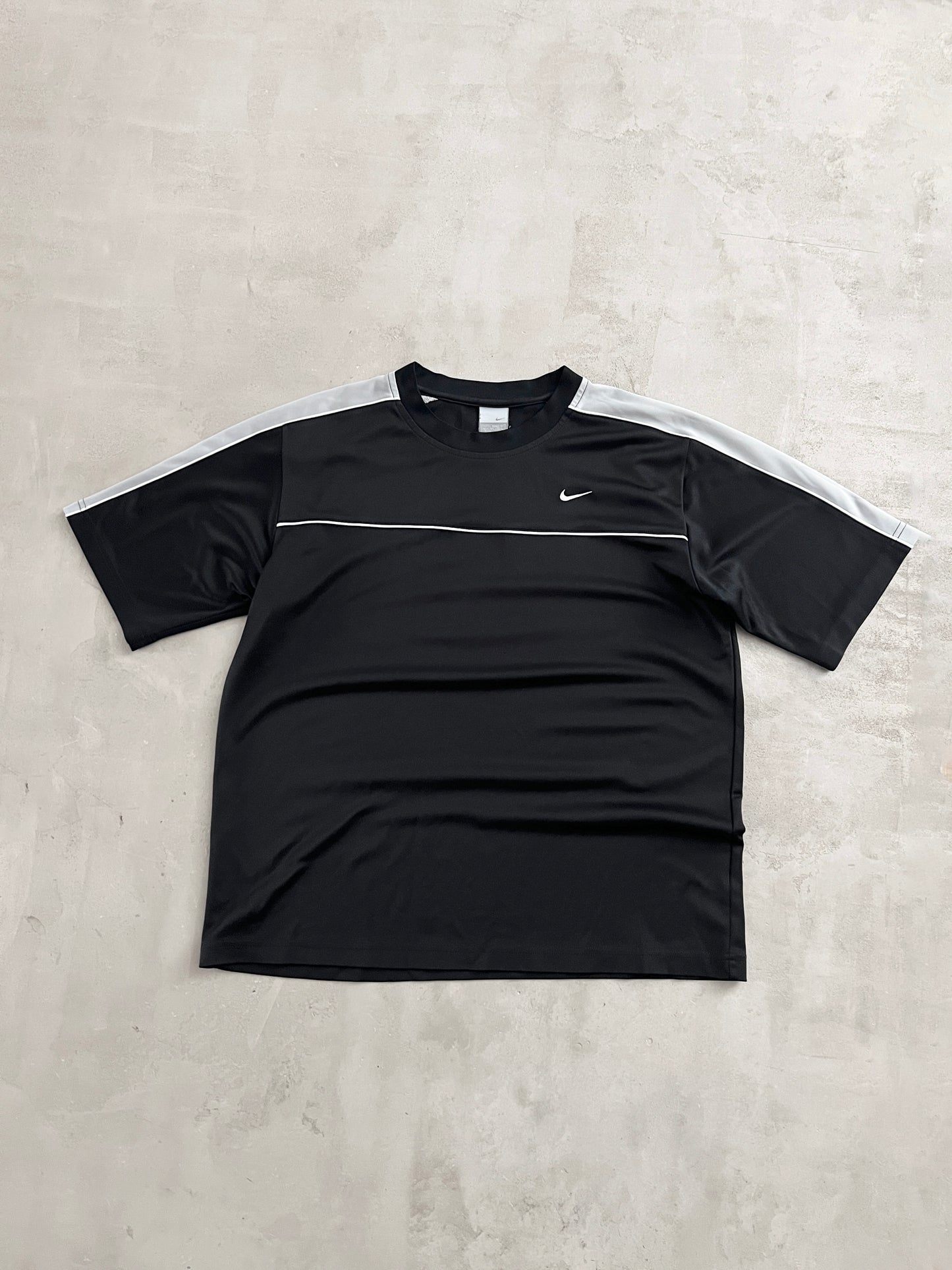 BLACK NIKE TEE - 2000S - M/L