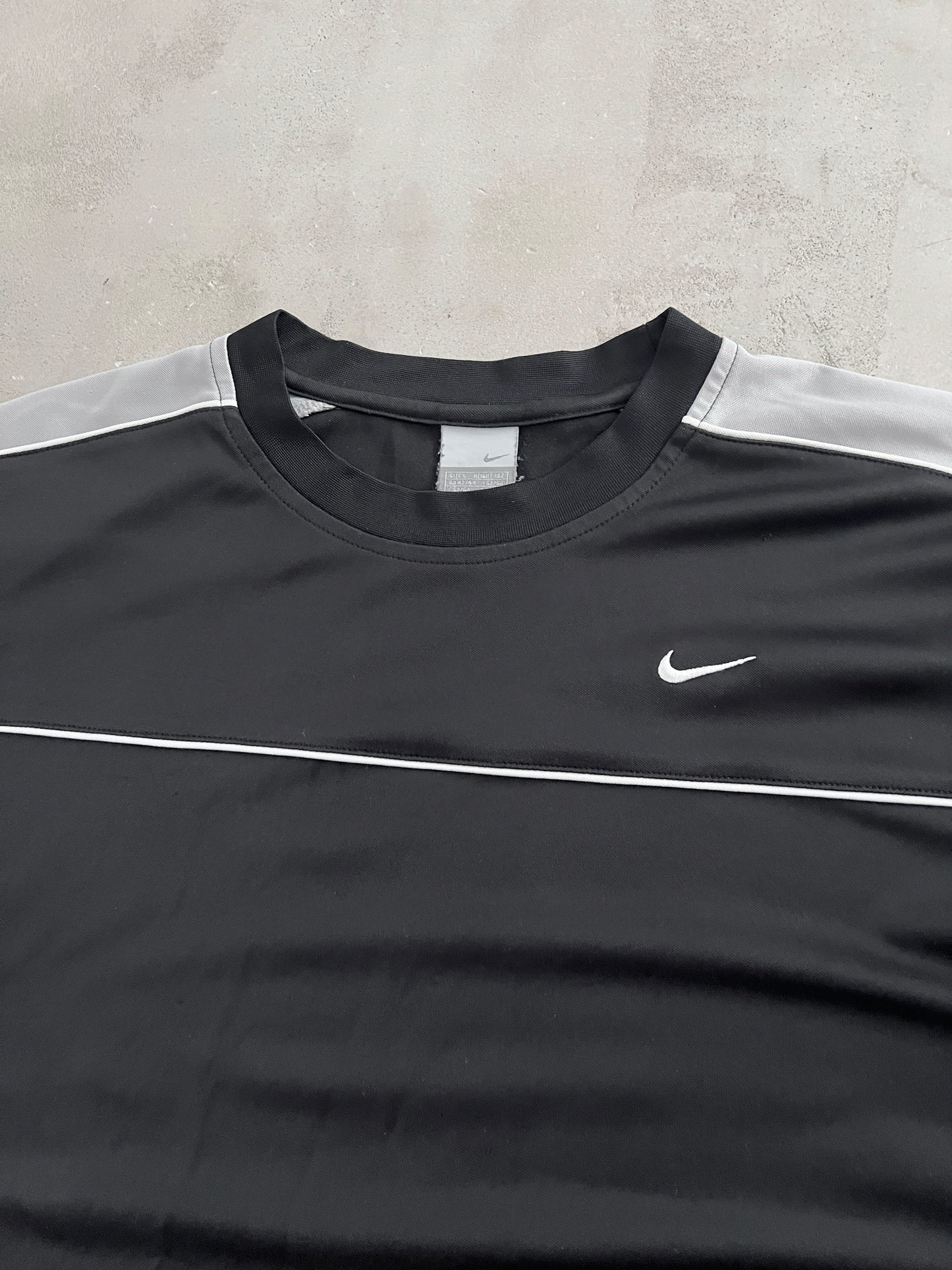 BLACK NIKE TEE - 2000S - M/L