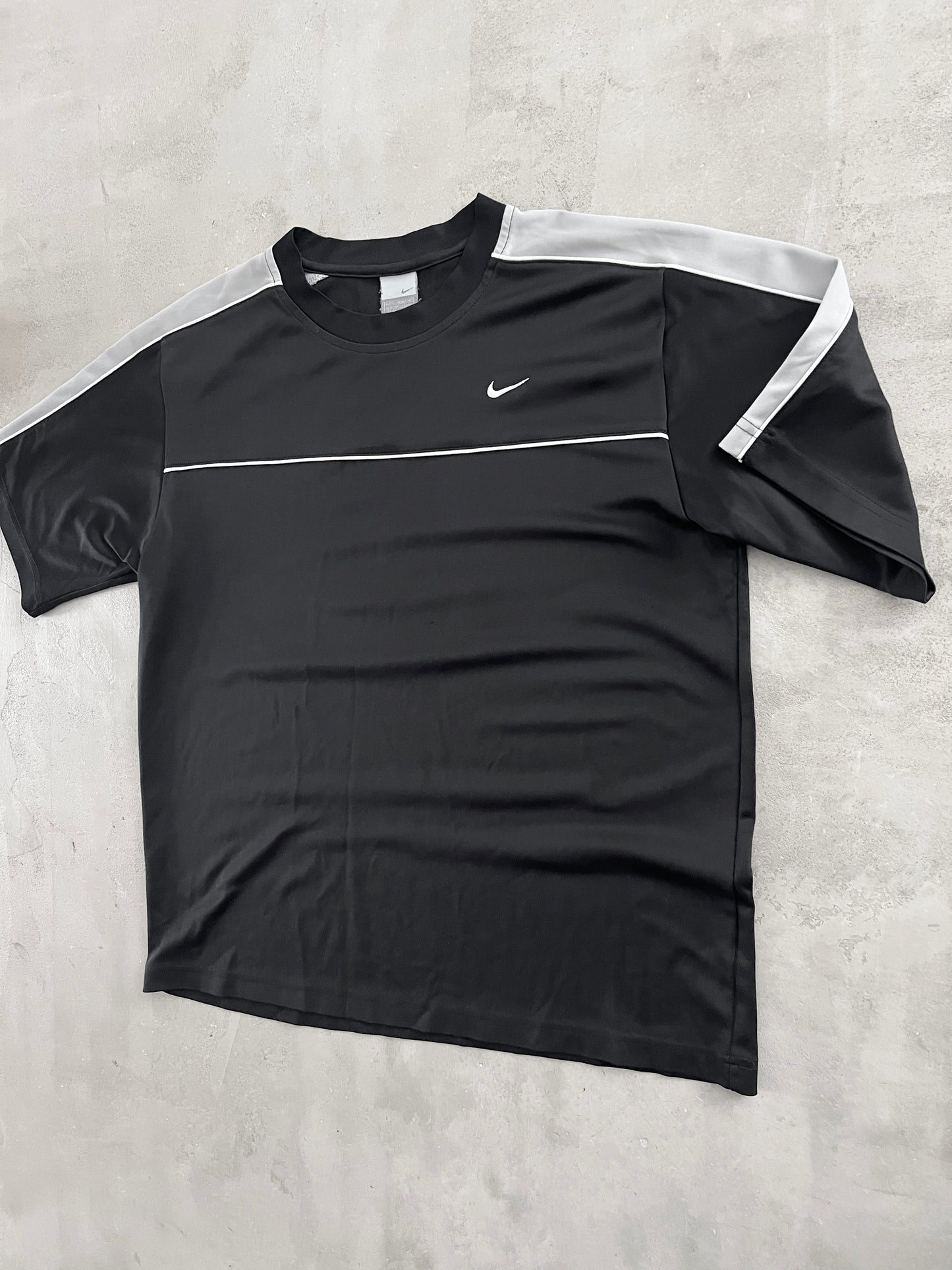 BLACK NIKE TEE - 2000S - M/L